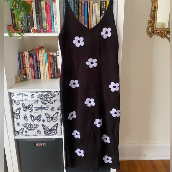 H&M BLACK WHITE V neck DAISY KNIT DRESS SUNDRESS MİDI NWT. SZ M - Picture 1 of 9